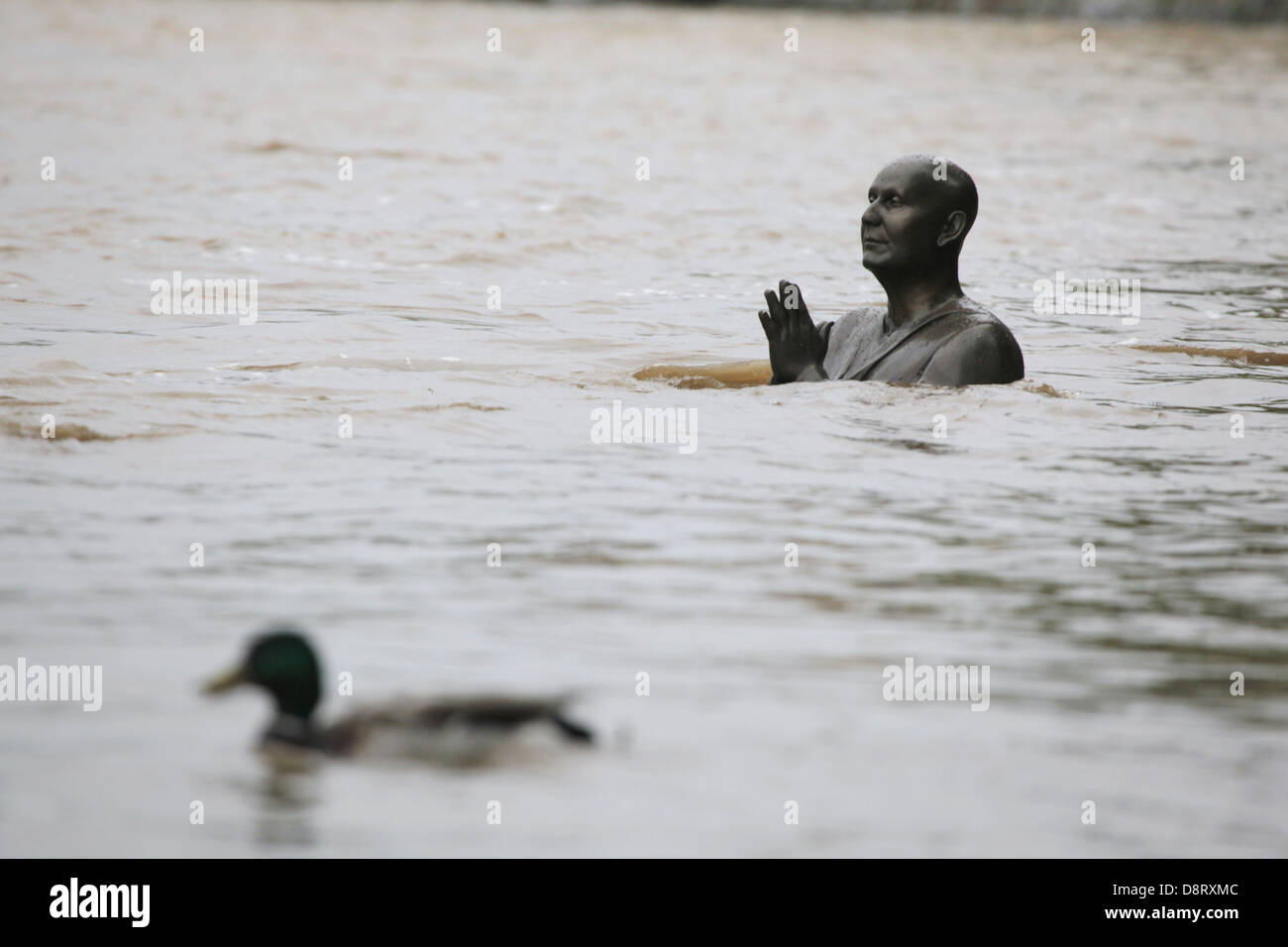 Statue de chef spirituel indien Sri Chinmoy, partiellement submergé par la montée des eaux de la rivière Vltava, à côté de la Kampa Banque D'Images