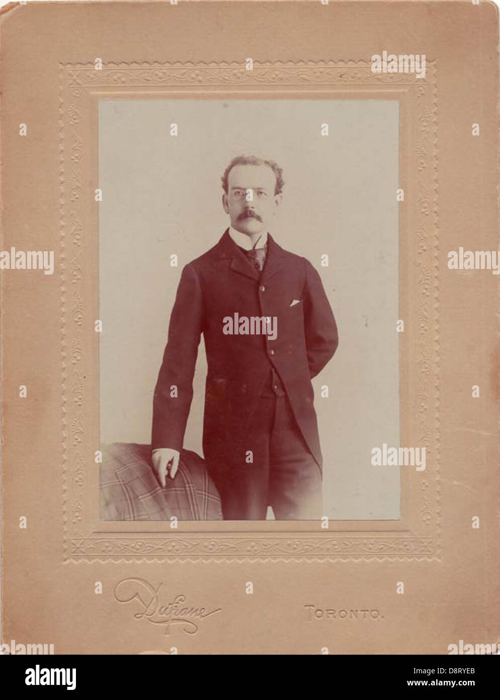 Cette photographie montre James Woods Mallon, un éminent avocat canadien. L’image reflète la carrière de Mallon et sa contribution à la profession juridique au Canada au début du XXe siècle. Banque D'Images