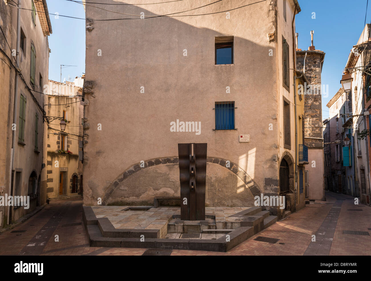 La sculpture moderne dans la vieille ville d'Agde, Hérault, Languedoc-Roussillon, France Banque D'Images