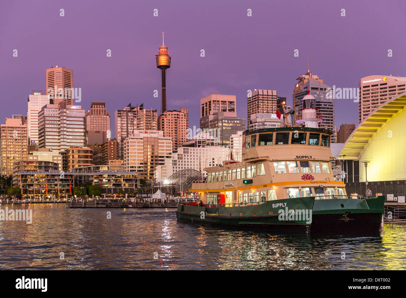 Ferry de Sydney avec city skyline at Dusk prises de Pyrmont Banque D'Images