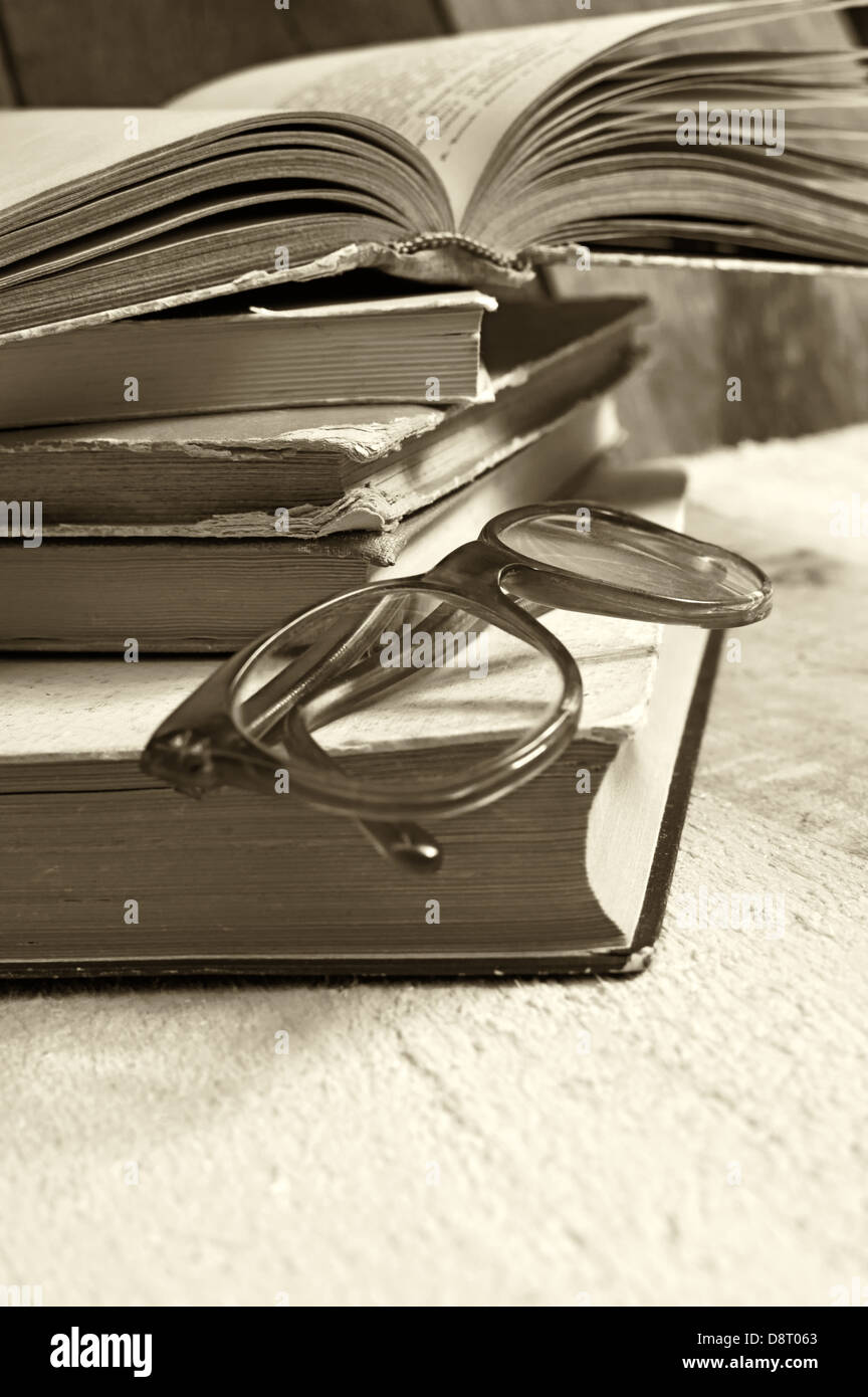 Vieux livres avec des lunettes de lecture. Selective focus sur des verres. Banque D'Images