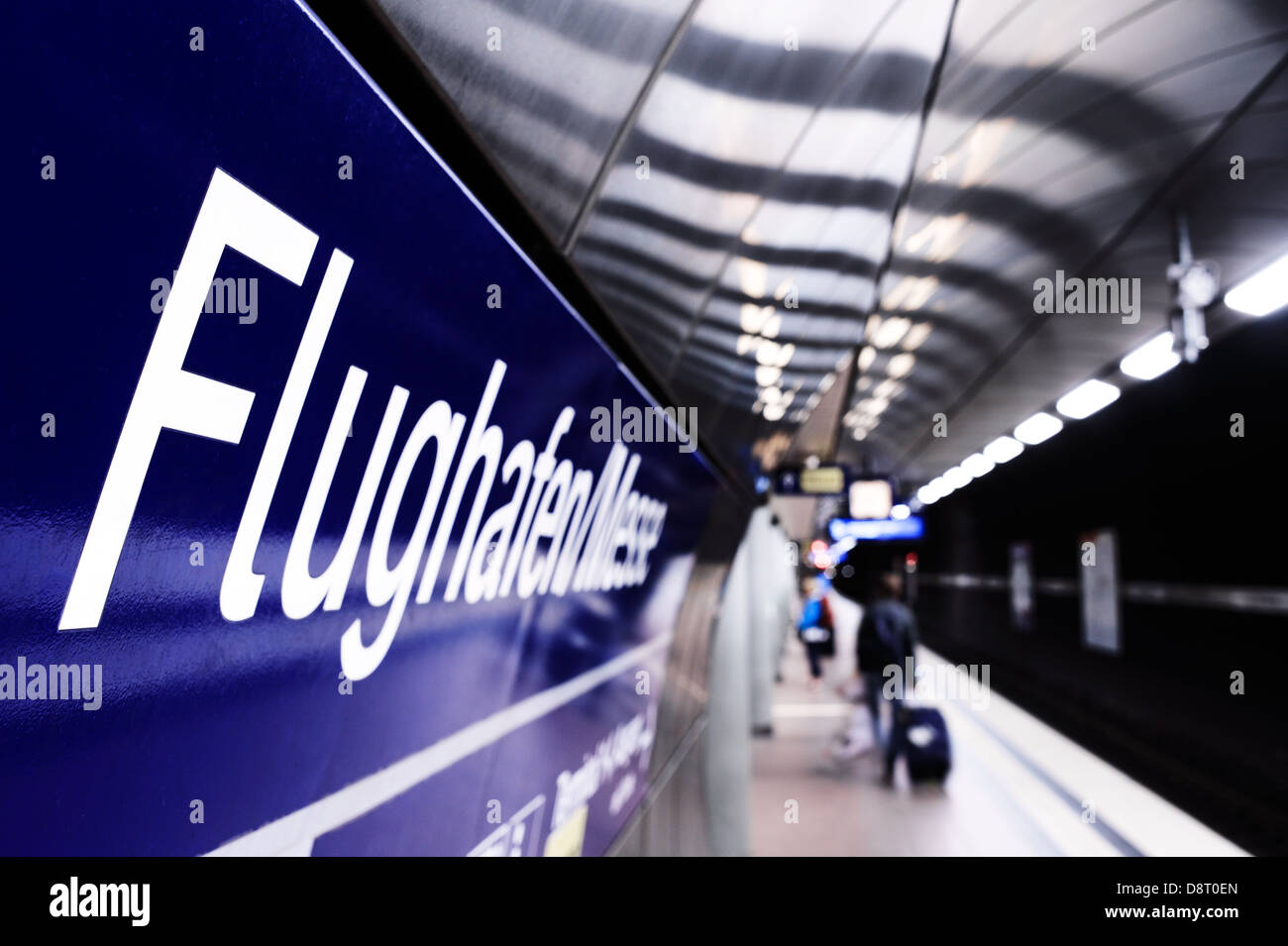 La gare souterraine, tube, à l'aéroport de Stuttgart avec flughafen sign Banque D'Images