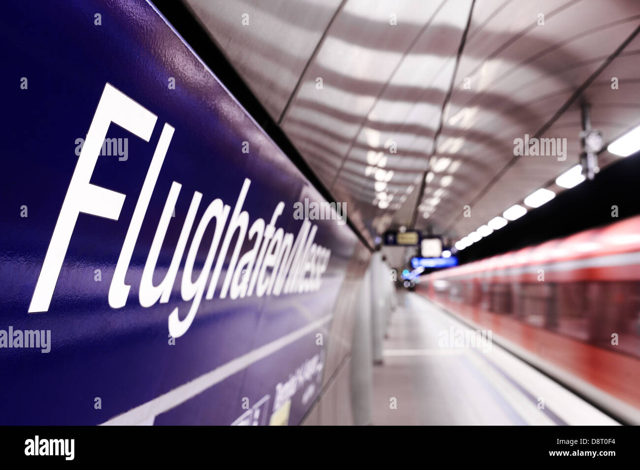 La gare souterraine, tube, à l'aéroport de Stuttgart avec flughafen sign Banque D'Images