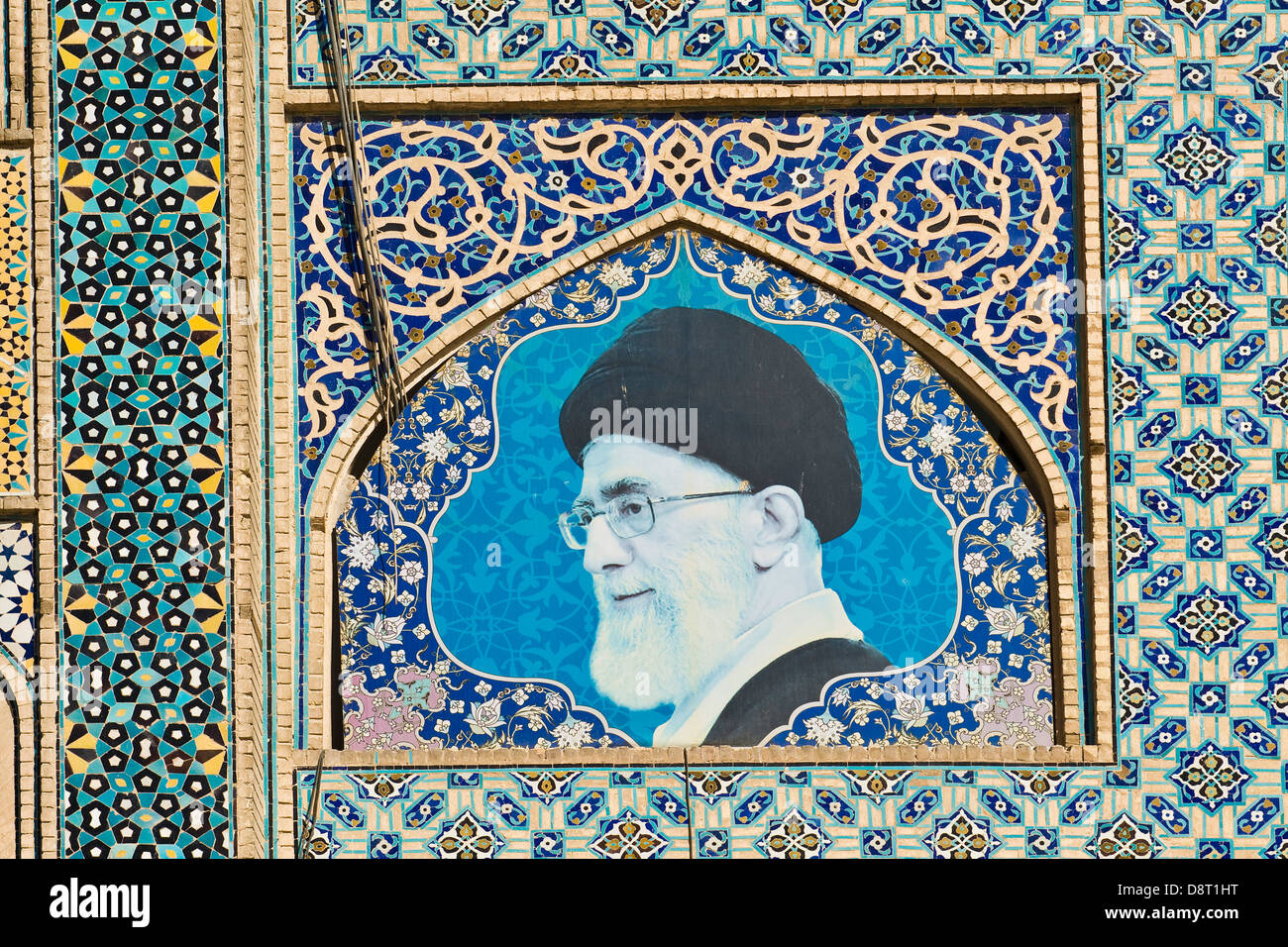 L'Iran, Ispahan, vieille mosquée de vendredi, Ali Khamenei peinture Banque D'Images