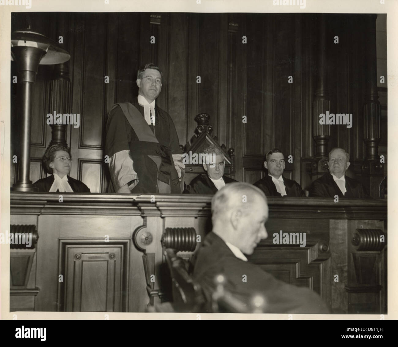 Les juges Helen Kinnear, George Gale, Thomas J. Darby, Harold E. Fuller, et James Stanbury sur le banc du comté de Lincoln co Banque D'Images