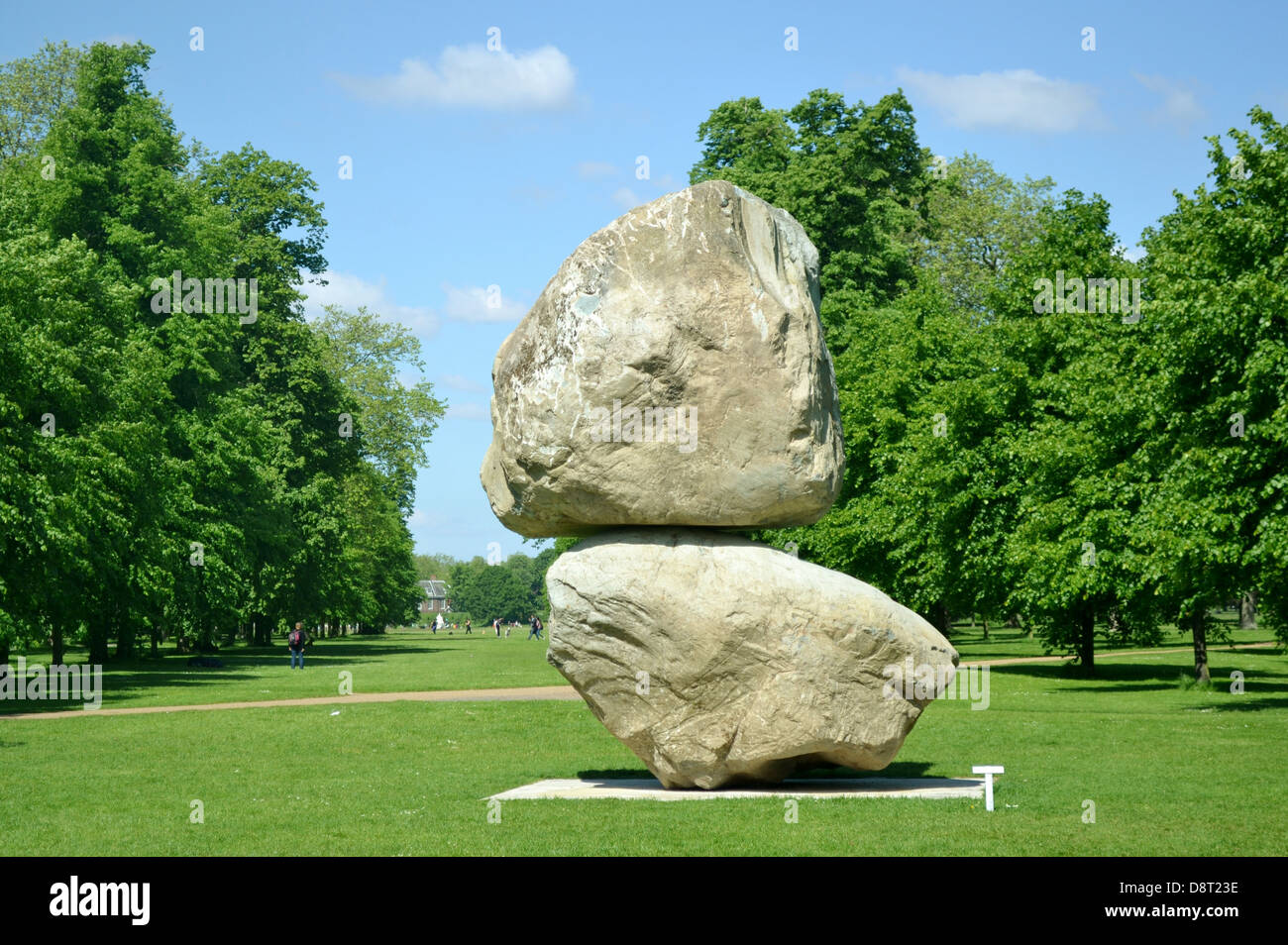 La sculpture "rocher au-dessus d'une autre Rock' par Fischli/Weiss, à la Serpentine Gallery, Kensington Gardens, Londres. Banque D'Images