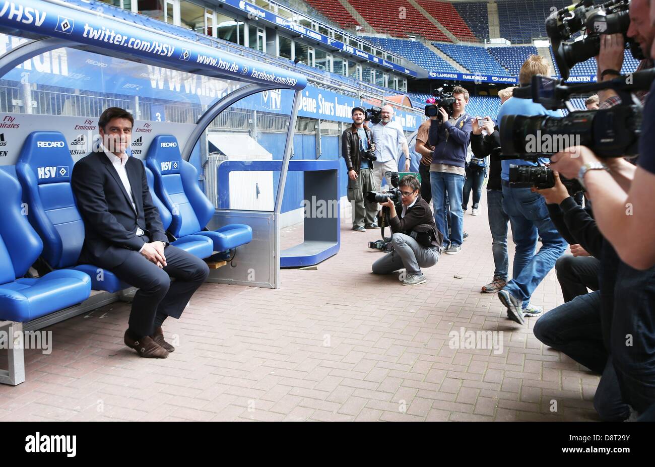 Nouveau directeur sportif du club de football de la Bundesliga, le HSV Oliver Kreuzer, est assis sur le banc des entraîneurs après une conférence de presse à l'Imtech Arena de Hambourg, Allemagne, 04 juin 2013. Photo : CHRISTIAN CHARISIUS Banque D'Images