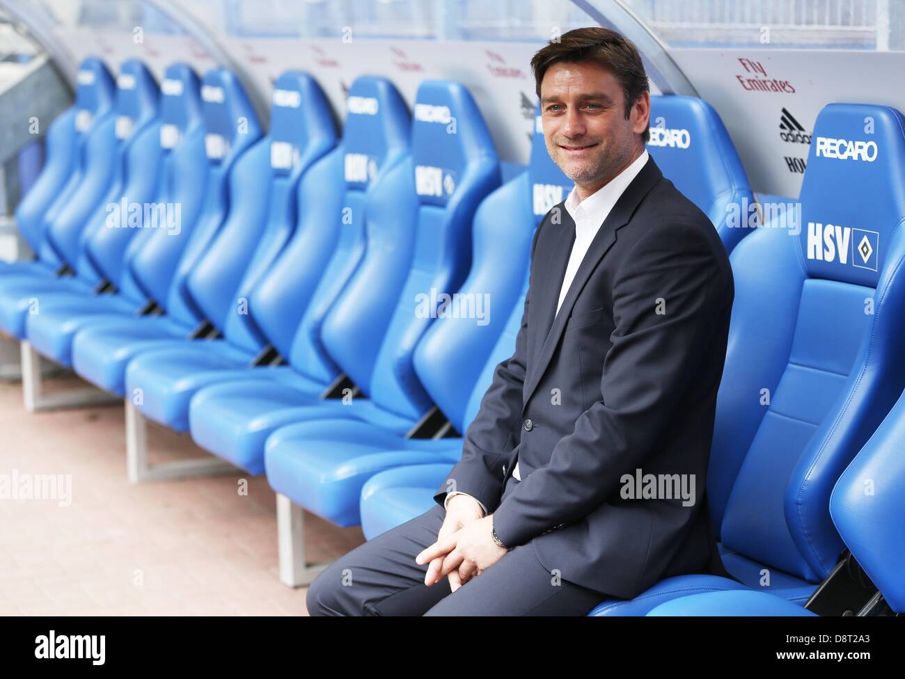 Nouveau directeur sportif du club de football de la Bundesliga, le HSV Oliver Kreuzer, est assis sur le banc des entraîneurs après une conférence de presse à l'Imtech Arena de Hambourg, Allemagne, 04 juin 2013. Photo : CHRISTIAN CHARISIUS Banque D'Images