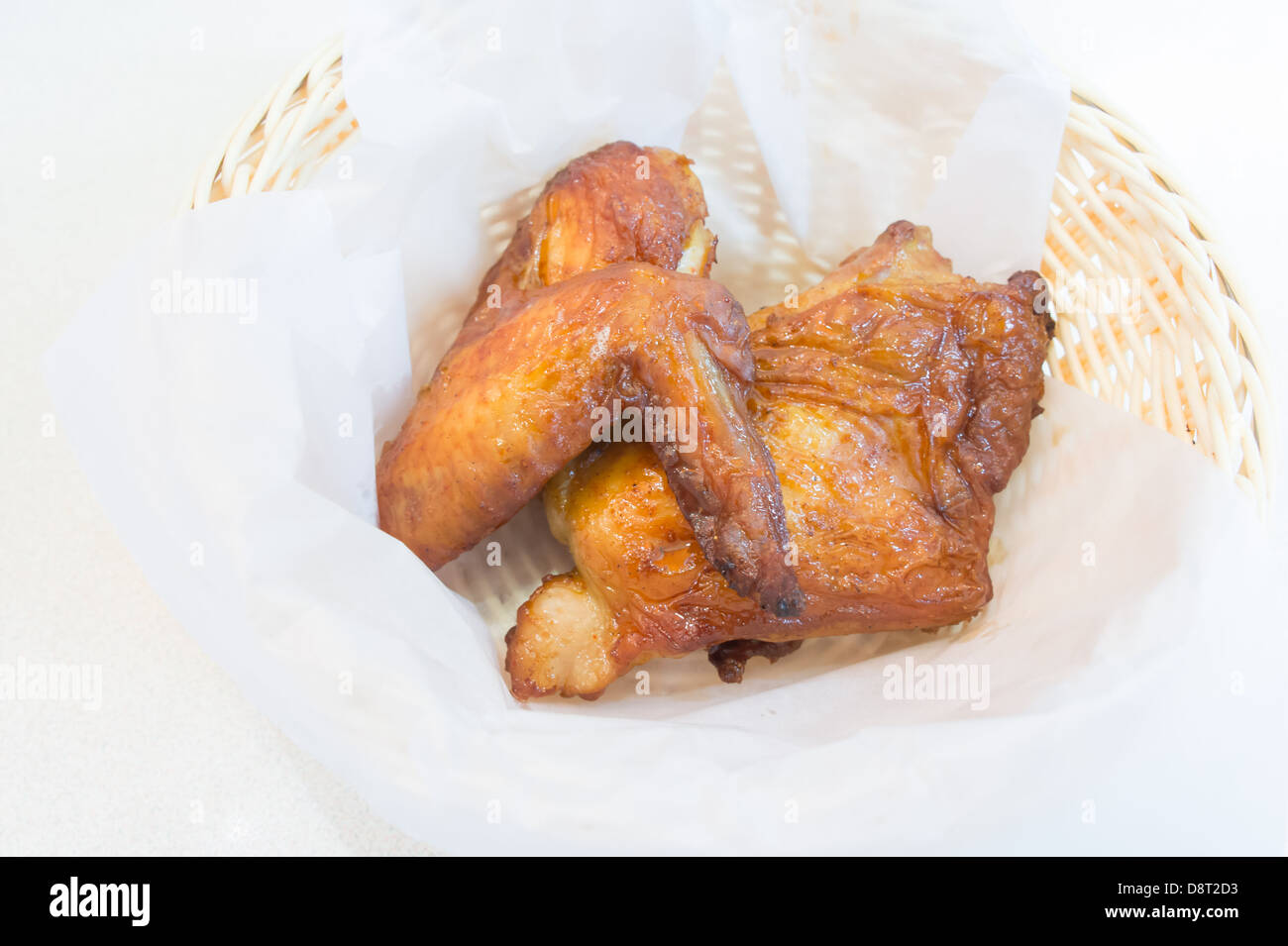 Les morceaux de poulet grillé dans un panier. Banque D'Images