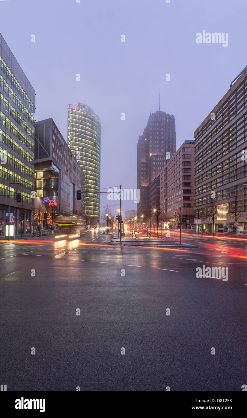 Vue de la Potsdamer Strasse en direction de la Potsdamer Platz, avec le Sony Center,Bahn Tower et Kollhoff Tower at night,Berlin,Allemagne Banque D'Images