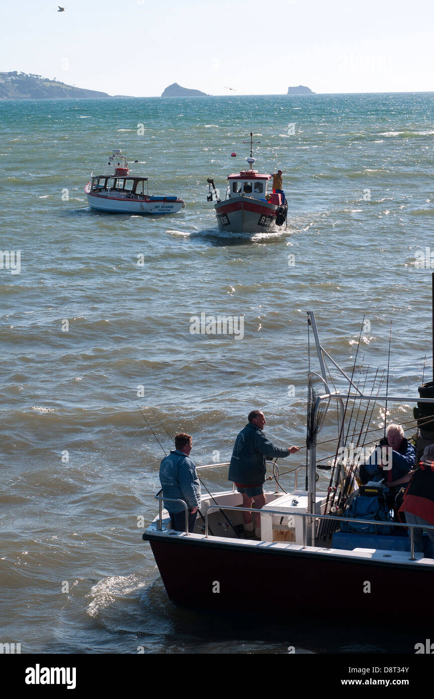 Les bateaux de pêche quitte le port de Paignton, voile, pêche, mer, bateau, chalutier, petite, de l'océan, bleu, l'eau, profonde, voile, pêche, mer, Banque D'Images
