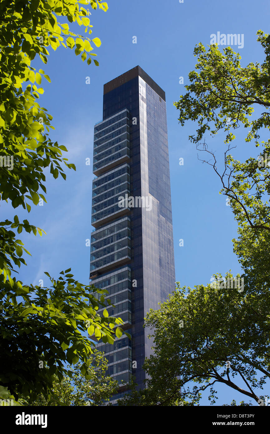 Immeuble d'un Madison se lève comme parmi les sommets des arbres verts de Madison Square Park, à Manhattan, New York, NY, USA. Banque D'Images