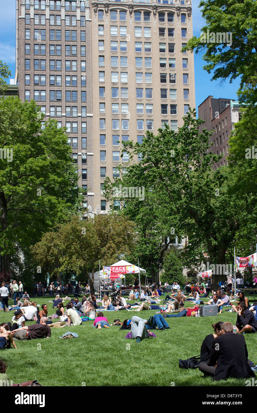 Scène du parc sur la pelouse au Madison Square Park, à Manhattan, New York, NY, USA, sur une belle journée de printemps. Banque D'Images