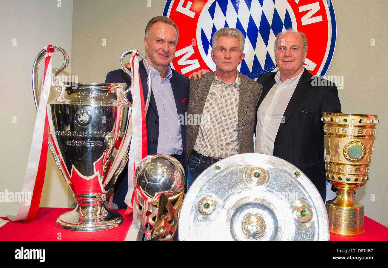 Munich, Allemagne. 4 juin 2013. Le PDG de FC Bayern Karl-Heinz Rummenigge (L-R), entraîneur-chef Jupp Heynckes et le Président Uli Hoeness prendre part à la conférence de presse d'adieu pour Heynckes à l'Allianz Arena de Munich. Au cours de la même conférence de presse, Heynckes n'a encore définitivement faire une déclaration au sujet de savoir si c'est la fin de son entraînement de soccer transporteur. Photo : MARC MUELLER/dpa/Alamy Live News Banque D'Images