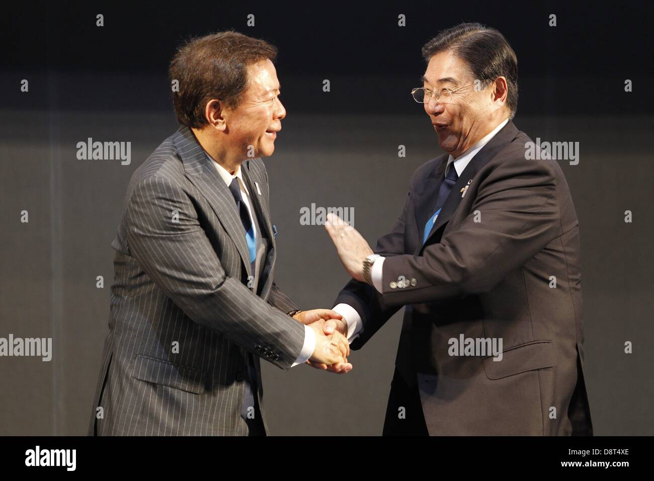 30 mai, 2013 - Saint-Pétersbourg, Russie - Mai 30,2013. Saint-pétersbourg, Russie. La Convention SportAccord 2013. Sur la photo : l-r Maire de Tokyo Naoki Inose et vice-président national du Japon de Copmmittee Olympique Masato Mizuno assister à Tokyo pour la présentation des Jeux Olympiques de 2020 à la Convention SportAccord 2013. (Crédit Image : © PhotoXpress/ZUMAPRESS.com) Banque D'Images