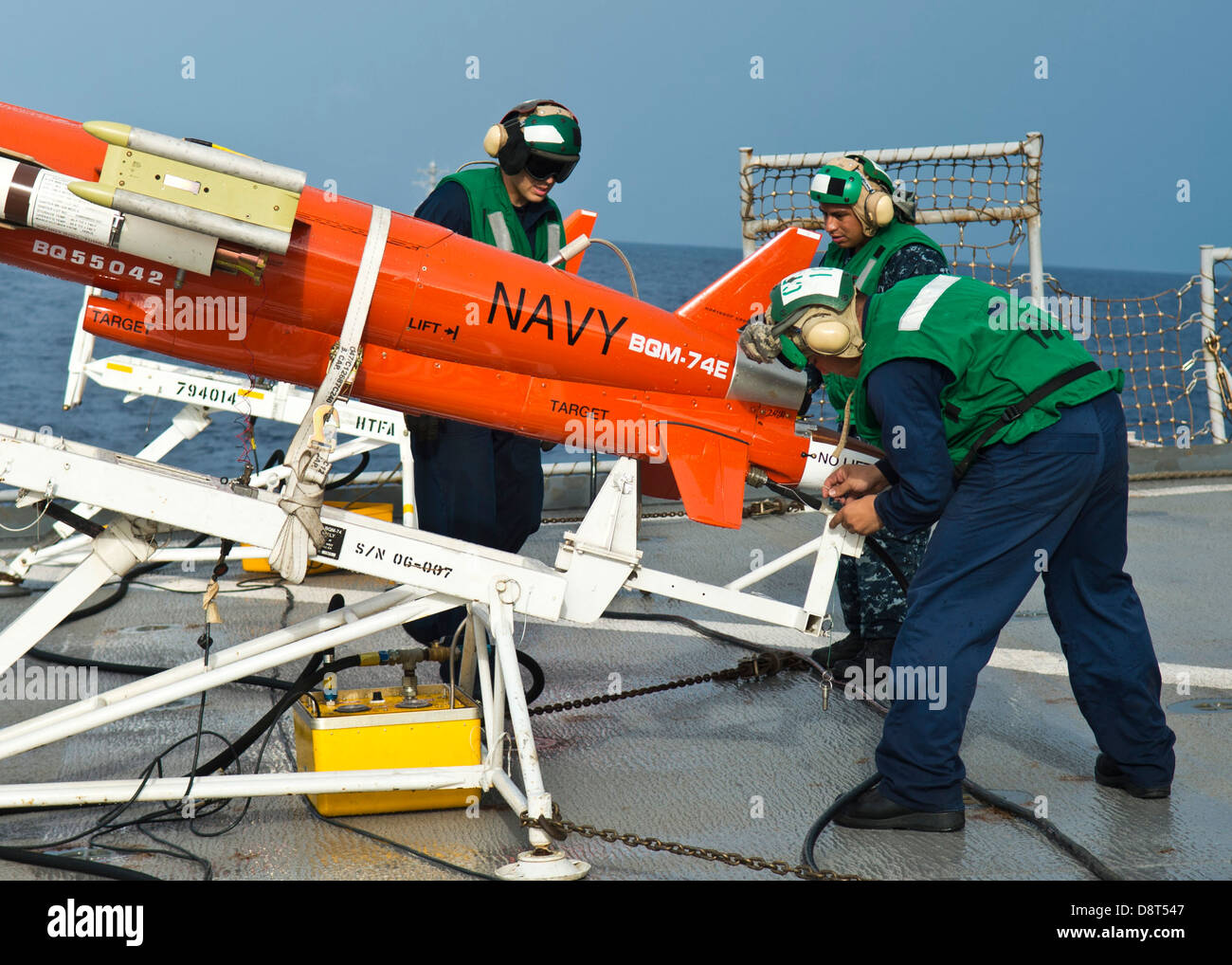 Mer de Java (25 mai 2013) marins affectés au détachement des cibles à Okinawa Activités flotte effectuer les vérifications de pré-lancement sur un BQM-74 Banque D'Images