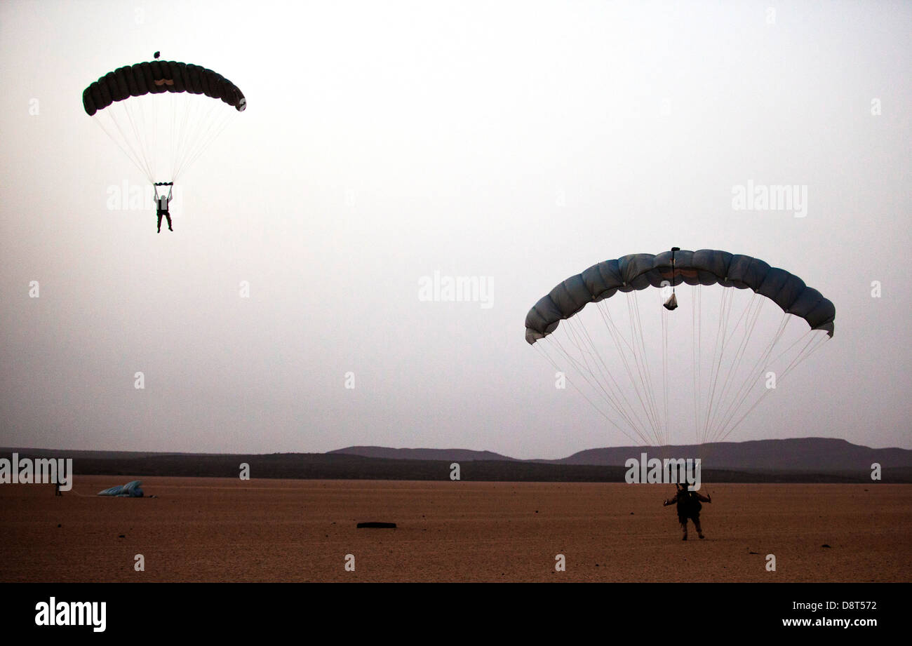 26e Marine Expeditionary Unit (MEU) Force de Raid Maritime Marines descendre d'une zone d'atterrissage tout en effectuant les opérations de parachutage plus de Djibouti le 27 mai 2013. La 26e MEU est un groupe de travail air-sol marin de l'avant-déployés dans la zone 5e Flotte des États-Unis de REEE Banque D'Images