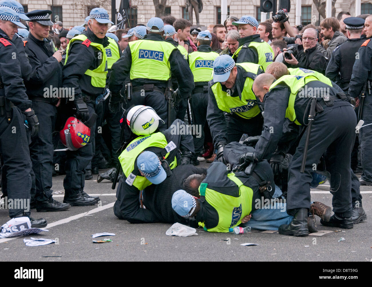 Les manifestants d'être arrêté après l'UAF s'unissent contre le fascisme une manifestation de protestation contre le BNP rassemblement dans Westminster. O Banque D'Images