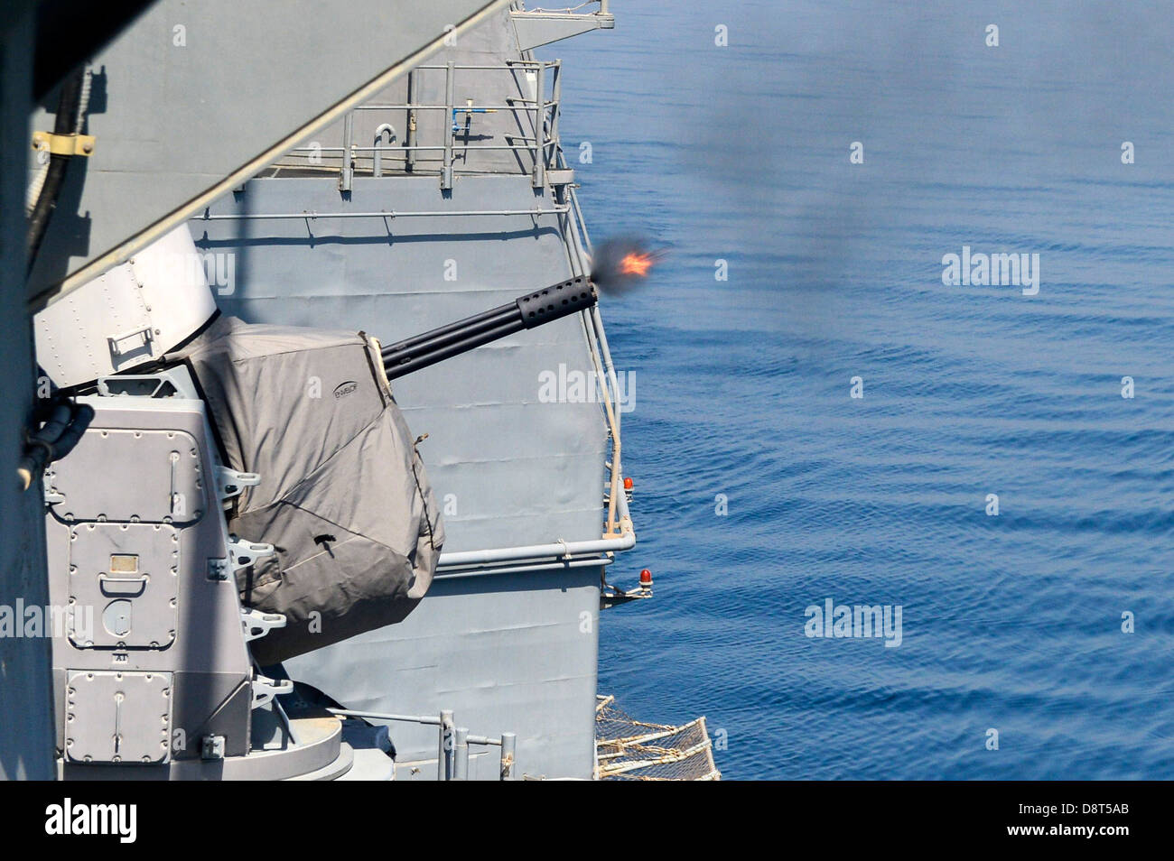 Croiseur lance-missiles USS Monterey (CG 61) déclenche un système de proximité (CIWS) au cours d'un exercice de tir réel. Monterey est depl Banque D'Images