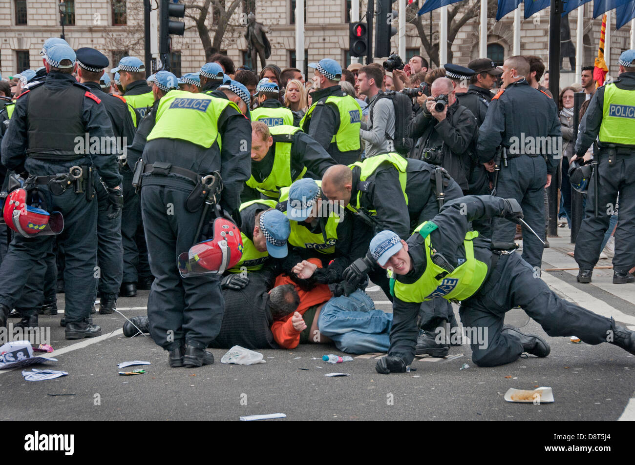 Les manifestants d'être arrêté après l'UAF s'unissent contre le fascisme une manifestation de protestation contre le BNP rassemblement dans Westminster. O Banque D'Images