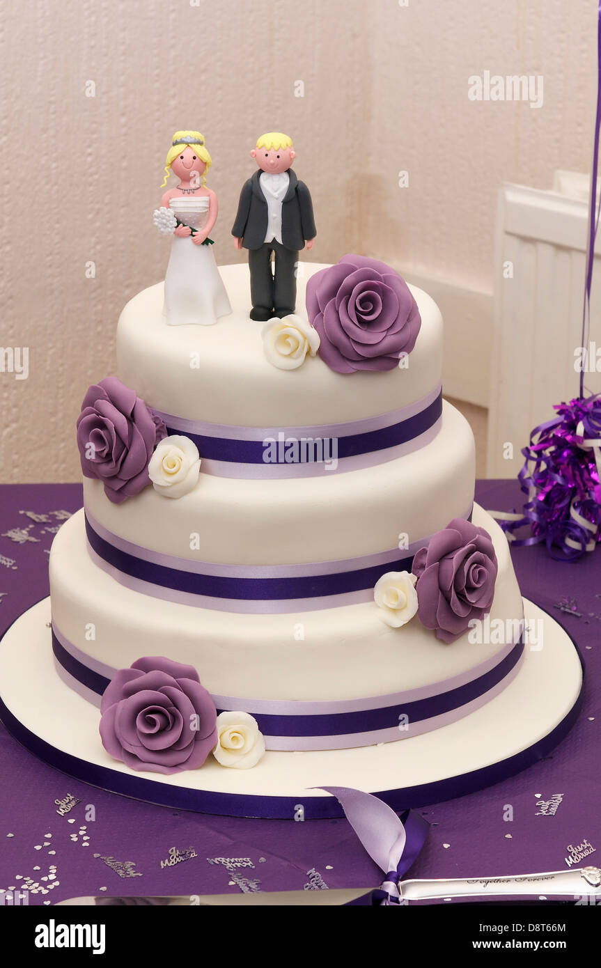 Gâteau de mariage à trois niveaux système violet cake Banque D'Images