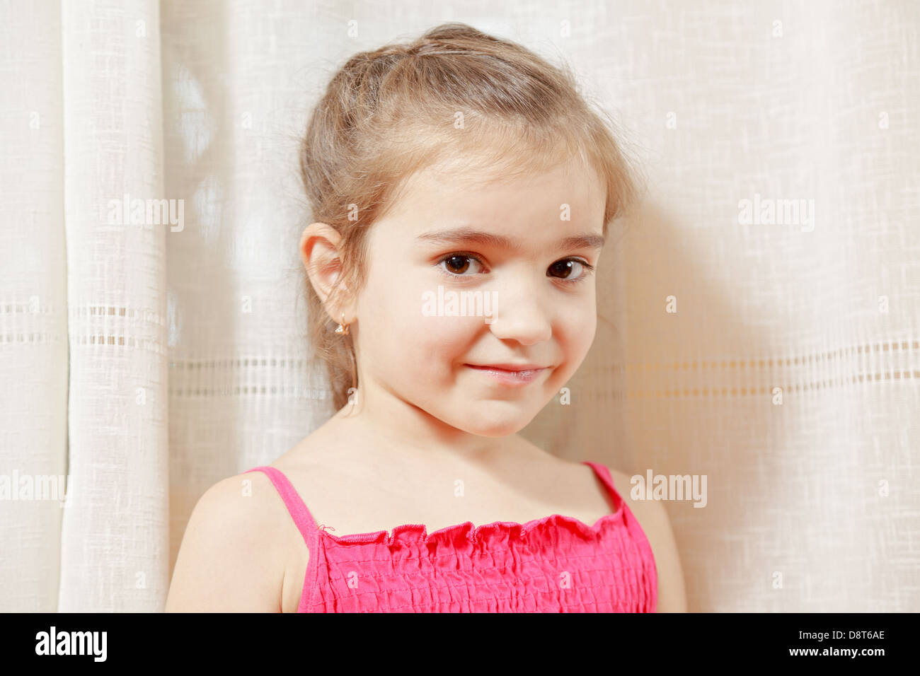 Robe rouge enfant Banque de photographies et d’images à haute ...
