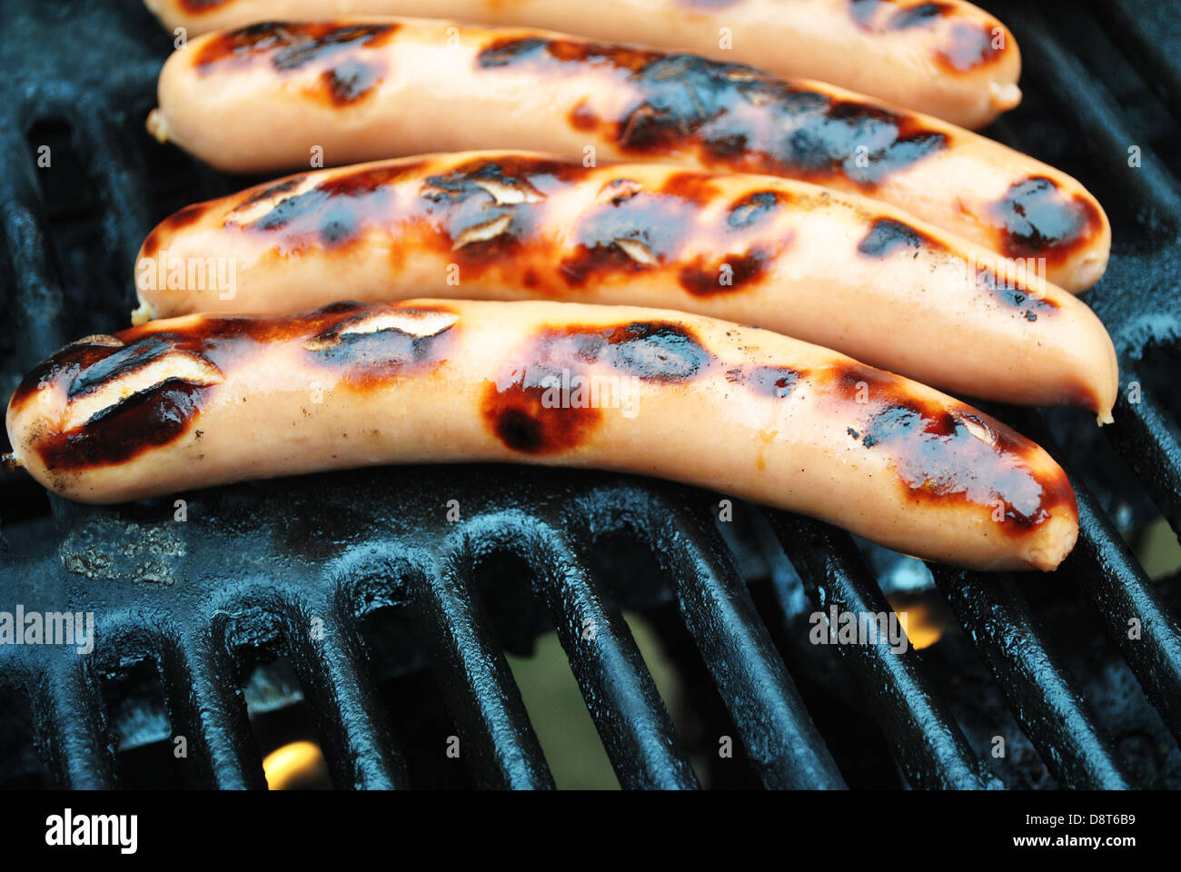 Doré croustillant Hot Dog Cuisson sur une grille d'été Banque D'Images