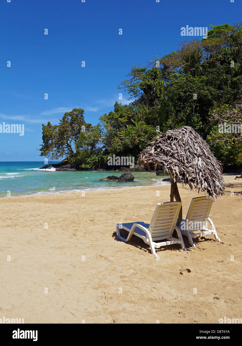 Chaise longue avec parasol en chaume sur une plage de sable fin des Caraïbes, Bocas del Toro, PANAMA, Amérique Centrale Banque D'Images
