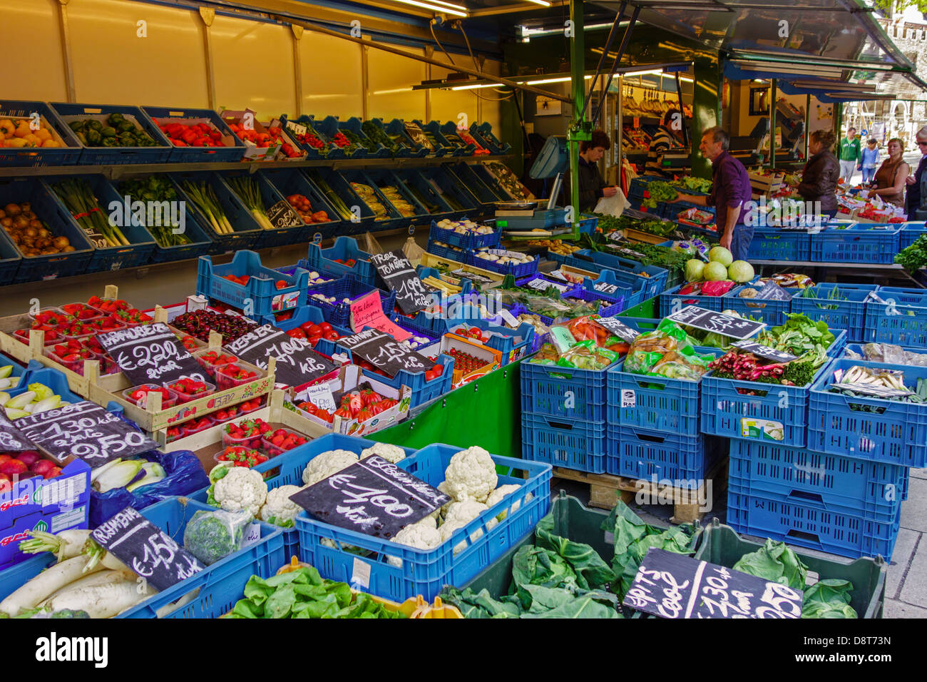 Grand assortiment de fruits et légumes frais à l'étal du marché Banque D'Images