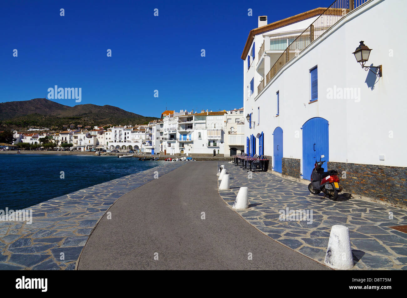 Beau village balnéaire de Cadaqués, mer Méditerranée, Costa Brava, Catalogne, Espagne Banque D'Images