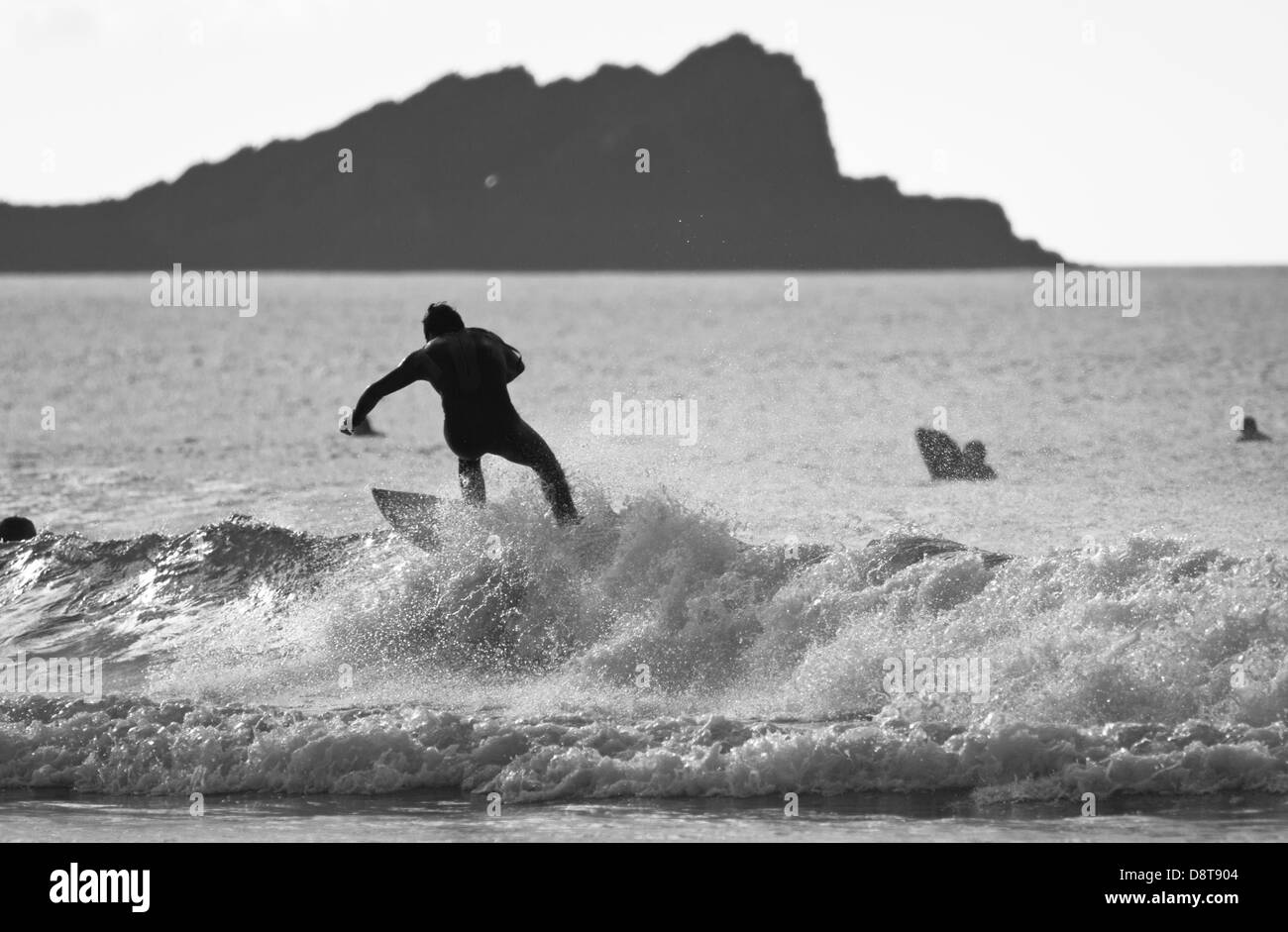 La plage de FISTRAL, Newquay, CORNWALL, UK. Pas de surfer une vague dans la mer à la plage de Fistral. Banque D'Images