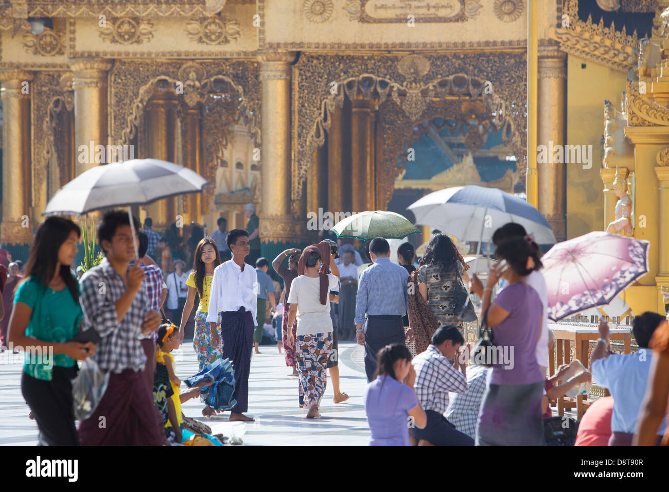 Dimanche la foule marcher pieds nus sur le sol en marbre, entre les nombreux sanctuaires du Temple Schwedagon à Rangoon,(Yangon). Banque D'Images