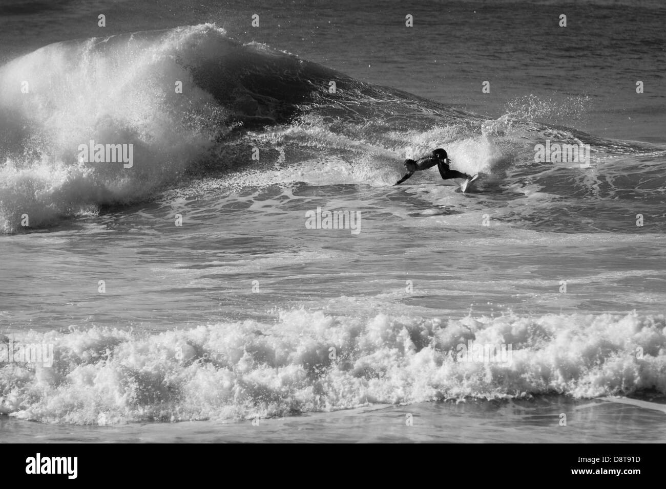 La plage de FISTRAL, Newquay. Pas de surfer une vague au Bucs (universités et collèges britanniques) Sport championnats de surf. Banque D'Images