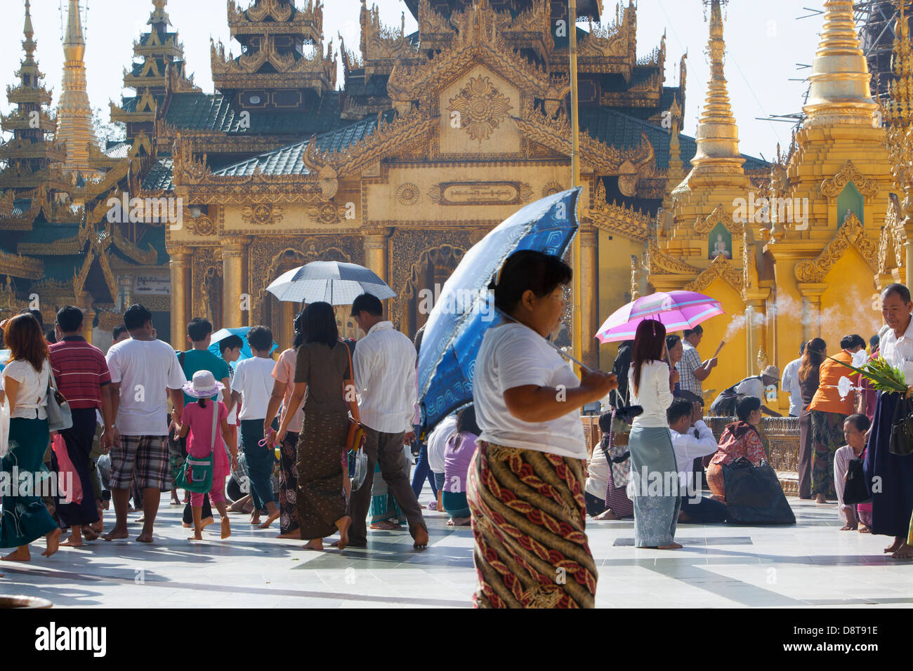La foule des bouddhistes birmans, marche pieds nus entre les nombreux sanctuaires dans le temple Schwedagon à Yangon. Banque D'Images