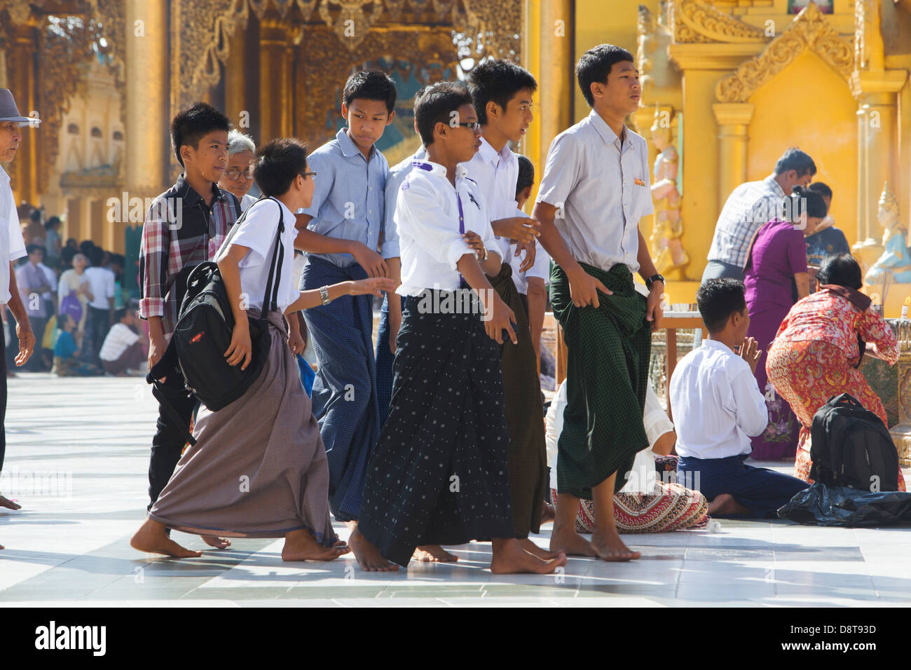 Un groupe de garçons birmans parmi les fidèles au temple bouddhiste Schwedagon qui est le symbole de Yangon (Rangoon). Banque D'Images