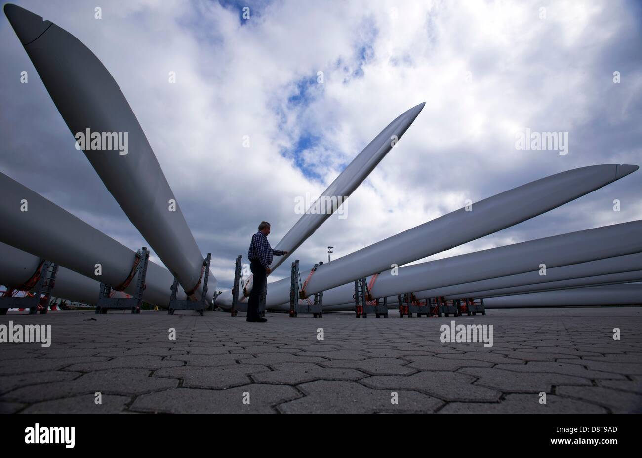 Rostock, Allemagne. 4 juin 2013. Examiner les Stevens Friedhelm pales de turbines éoliennes Nordex à à Rostock. Il y a une réunion générale de Nordex SE sur l'occasion de l'année 2013 finances le 04 juin 2013 à Rostock. Photo : Jens Buettner dpa/Alamy Live News Banque D'Images