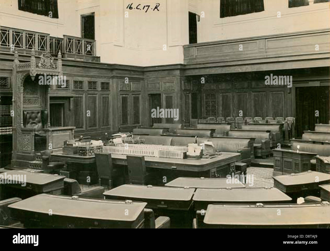 Cette image montre la Chambre des représentants du Parlement, Canberra. Il fait partie des Archives de l'État de Nouvelle-Galles du Sud, décrivant la conception architecturale de la chambre et sa fonction en tant que cœur du processus législatif fédéral australien. Banque D'Images