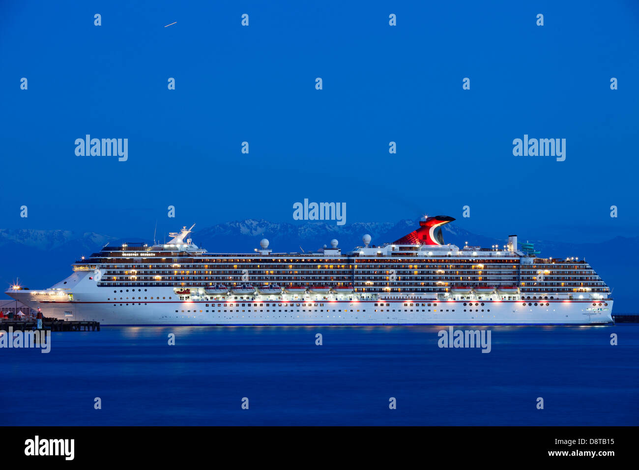 Bateau de croisière Carnival Miracle accosté au port au crépuscule-Victoria, Colombie-Britannique, Canada. Banque D'Images