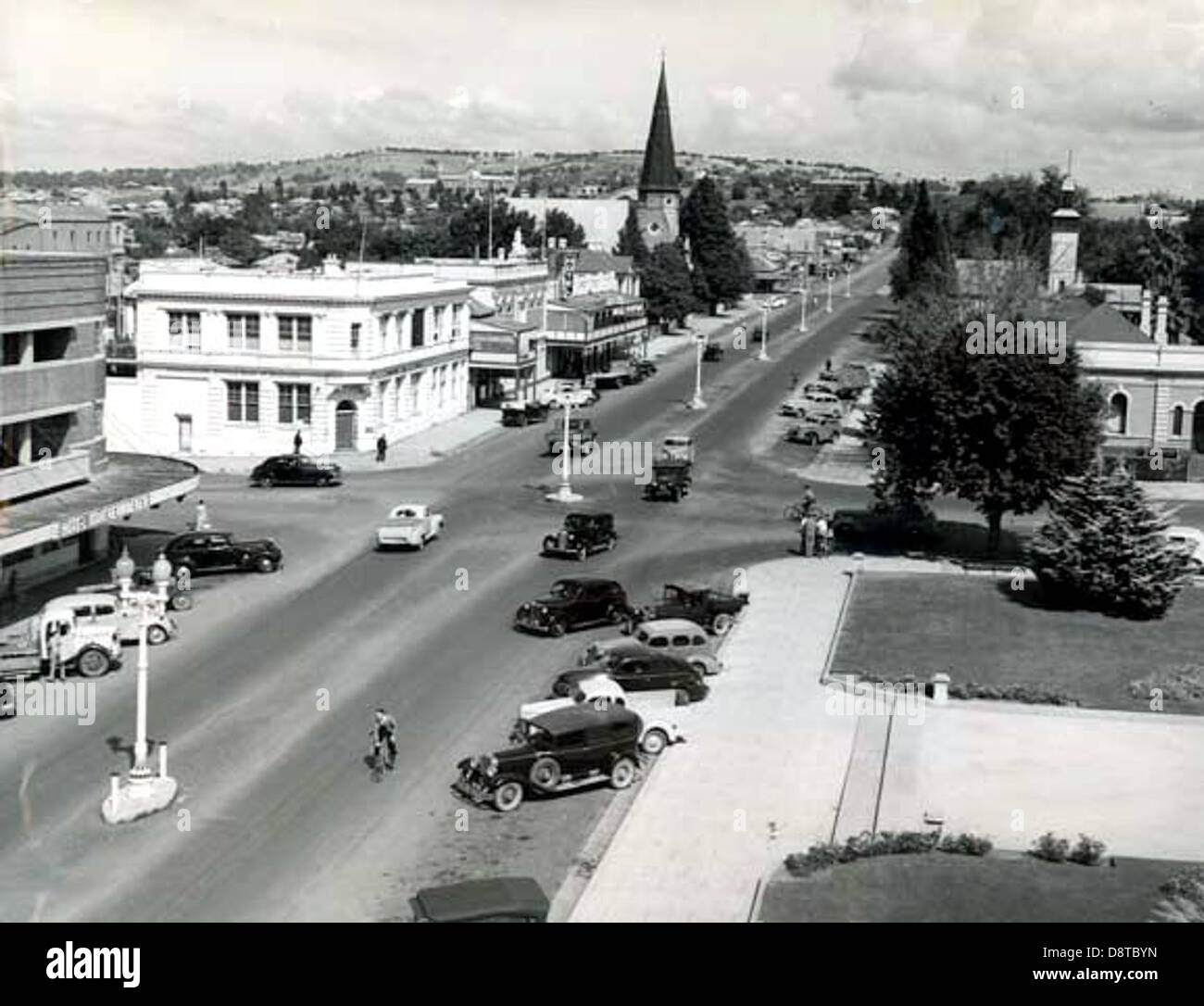 Cette photographie historique de *William Street, Bathurst* représente une scène de rue animée, mettant en vedette des véhicules, des gens et la disposition architecturale de la région du centre-ouest de la Nouvelle-Galles du Sud au début du XXe siècle. Banque D'Images
