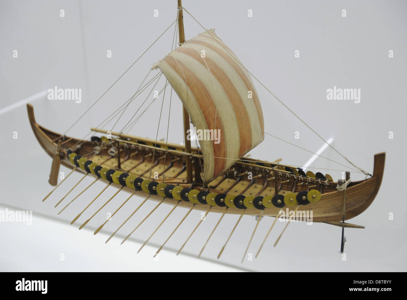 Bateau Viking. Navire de Gokstad, environ 900 A.D. a été trouvé dans un cimetière près de Gokstad, la Norvège. Réplique. Échelle : 1:50. Banque D'Images