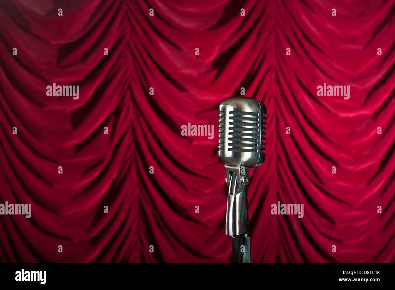 Vintage microphone devant le rideau rouge Banque D'Images