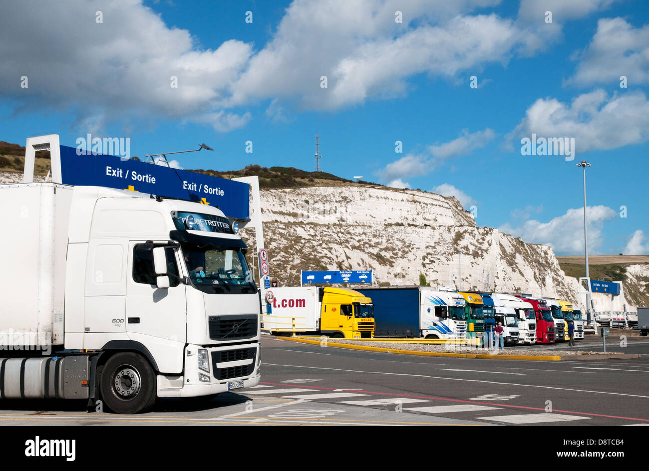 Camions et camionnettes en attendant l'embarquement à l'Eastern ferry canal Docks Douvres Angleterre falaises blanches en arrière-plan Banque D'Images