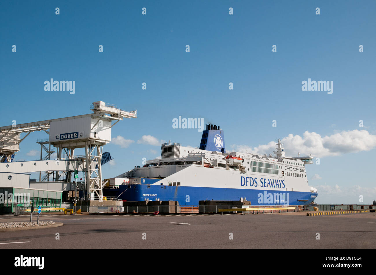 DFDS Seaways ferry channel sur le point de partir de l'Est de Docks Dover Angleterre pour traverser la Manche Banque D'Images