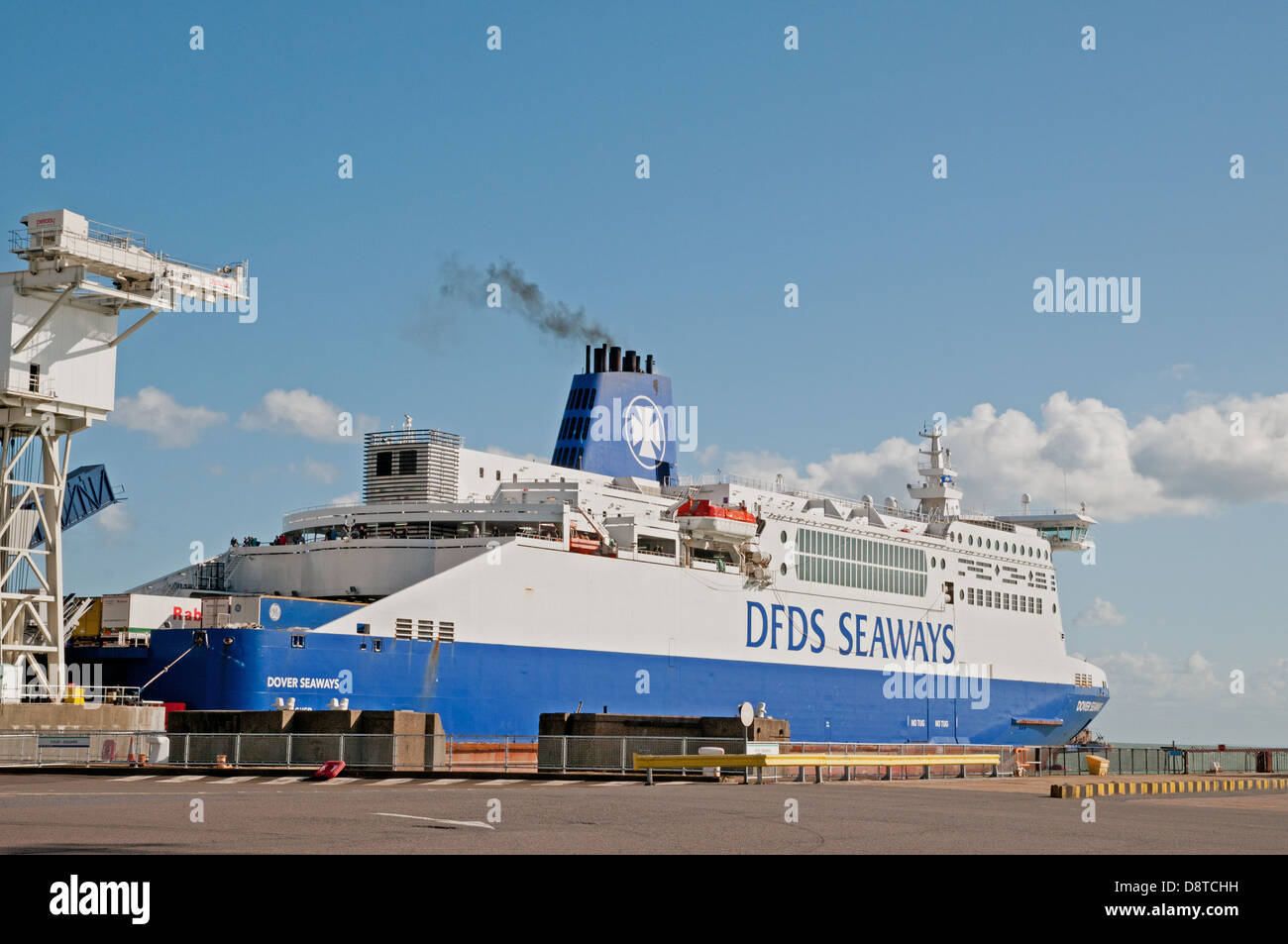 DFDS Seaways ferry channel sur le point de partir de l'Est de Docks Dover Angleterre pour traverser la Manche Banque D'Images