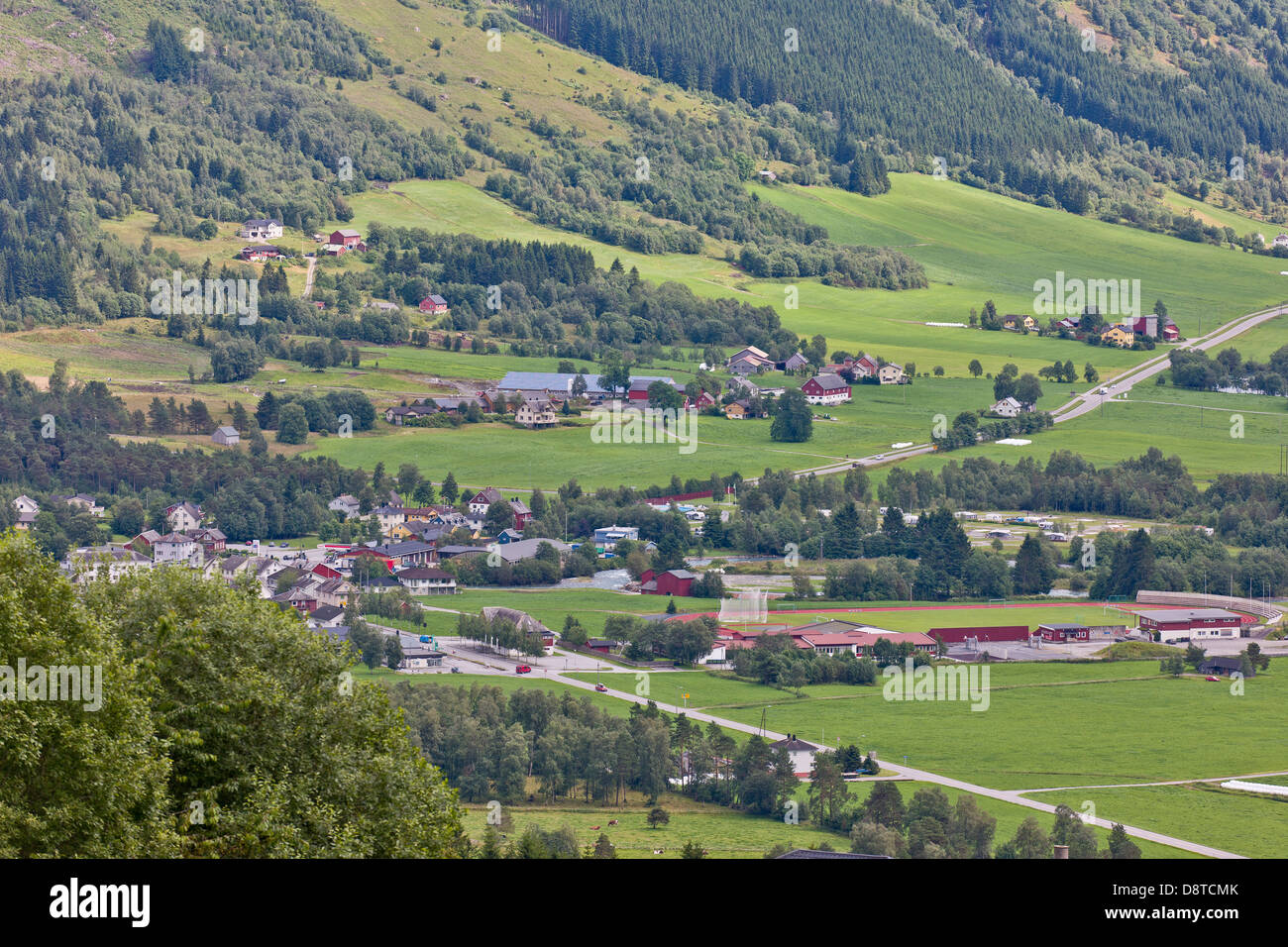 Loen, petit village dans le fjord de région, la Norvège Banque D'Images