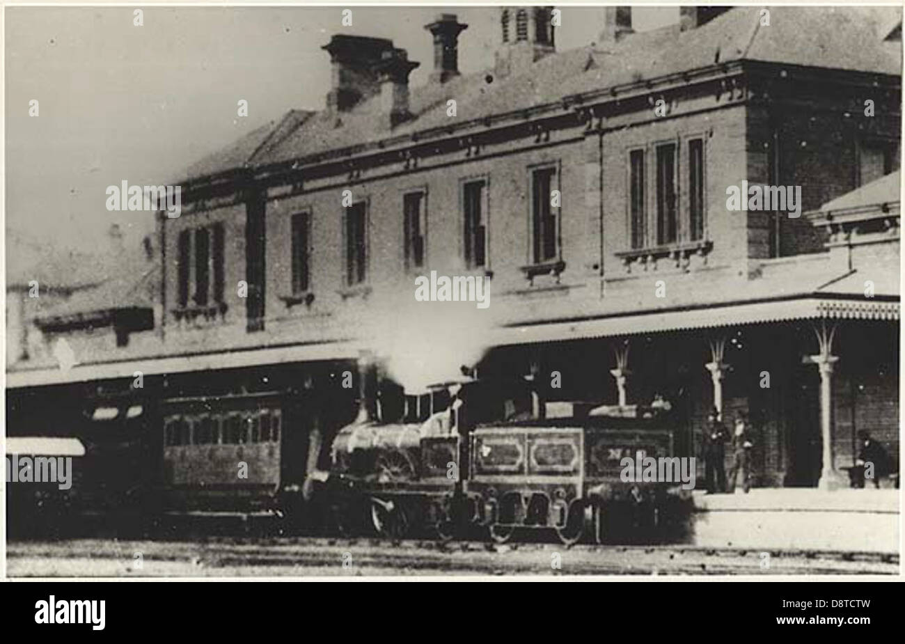 Une locomotive de classe 2300 8N à une gare de Newcastle, Nouvelle-Galles du Sud, sur une photographie noir et blanc des archives de State Records NSW, présentant l'infrastructure ferroviaire régionale et la locomotive utilisée à l'époque. Newcastle est une ville de Nouvelle-Galles du Sud, en Australie, et la locomotive de classe 2300 8N est un type de locomotive à vapeur. Banque D'Images