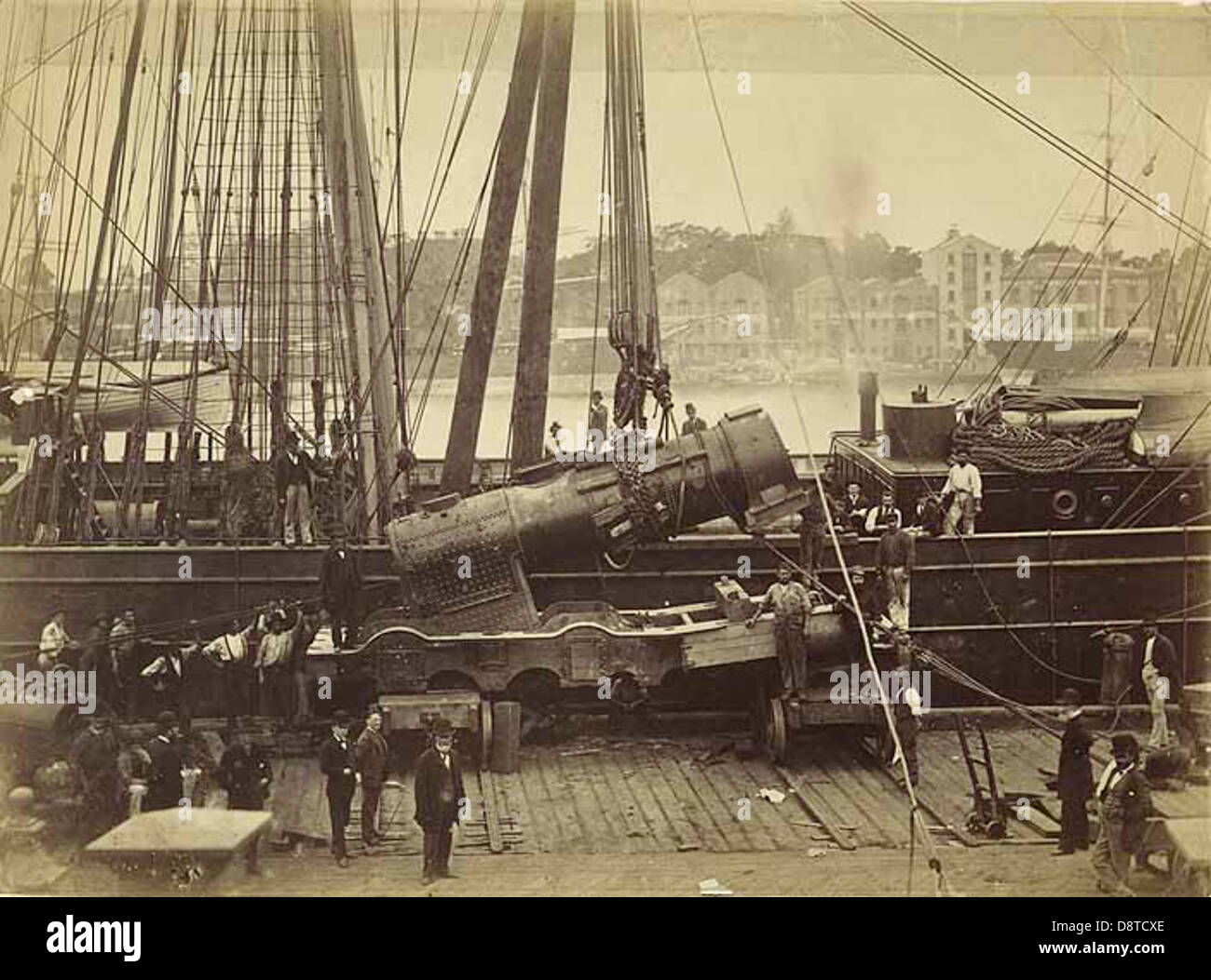 Cette photographie en noir et blanc de 1876 montre une locomotive arrivant par bateau à Circular Quay, Sydney, montrant les systèmes de transport historiques en Australie. Banque D'Images