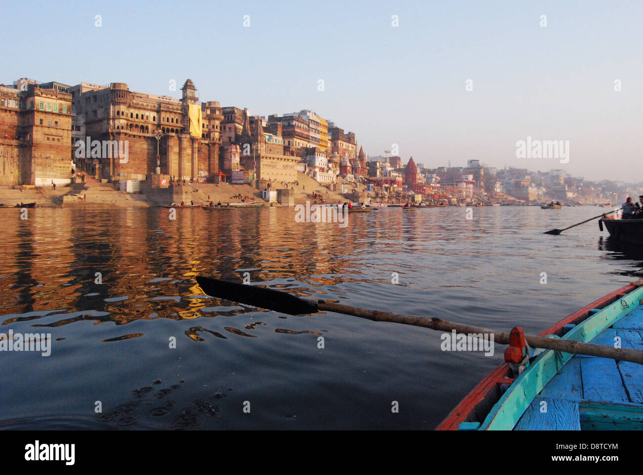 En bateau sur le Gange à Varanasi, Inde Banque D'Images