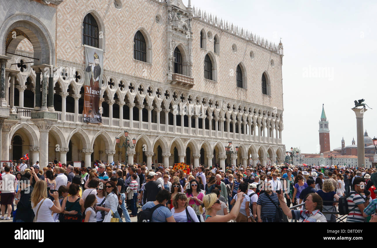 Les touristes sont en photo à côté du Palais des Doges, à la St Mark's Campanile en arrière-plan sur la Piazza San Marco à Venise, Italie, le 3 mai 2013. Photo : Soeren Stache Banque D'Images