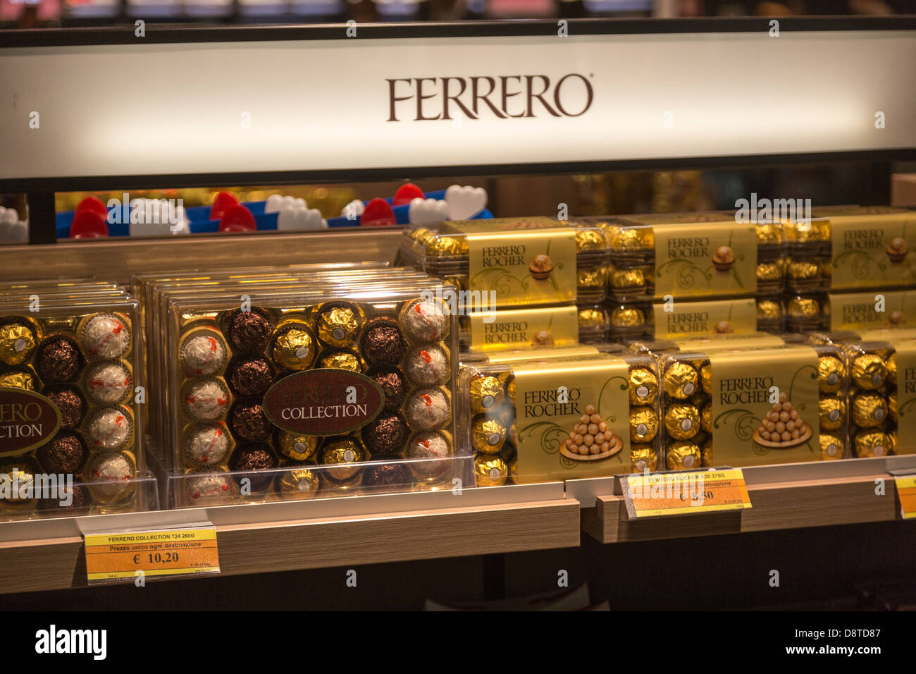 Ferrero boutique de chocolat l aeroport Fiumicino de Rome Italie Photo Stock Alamy